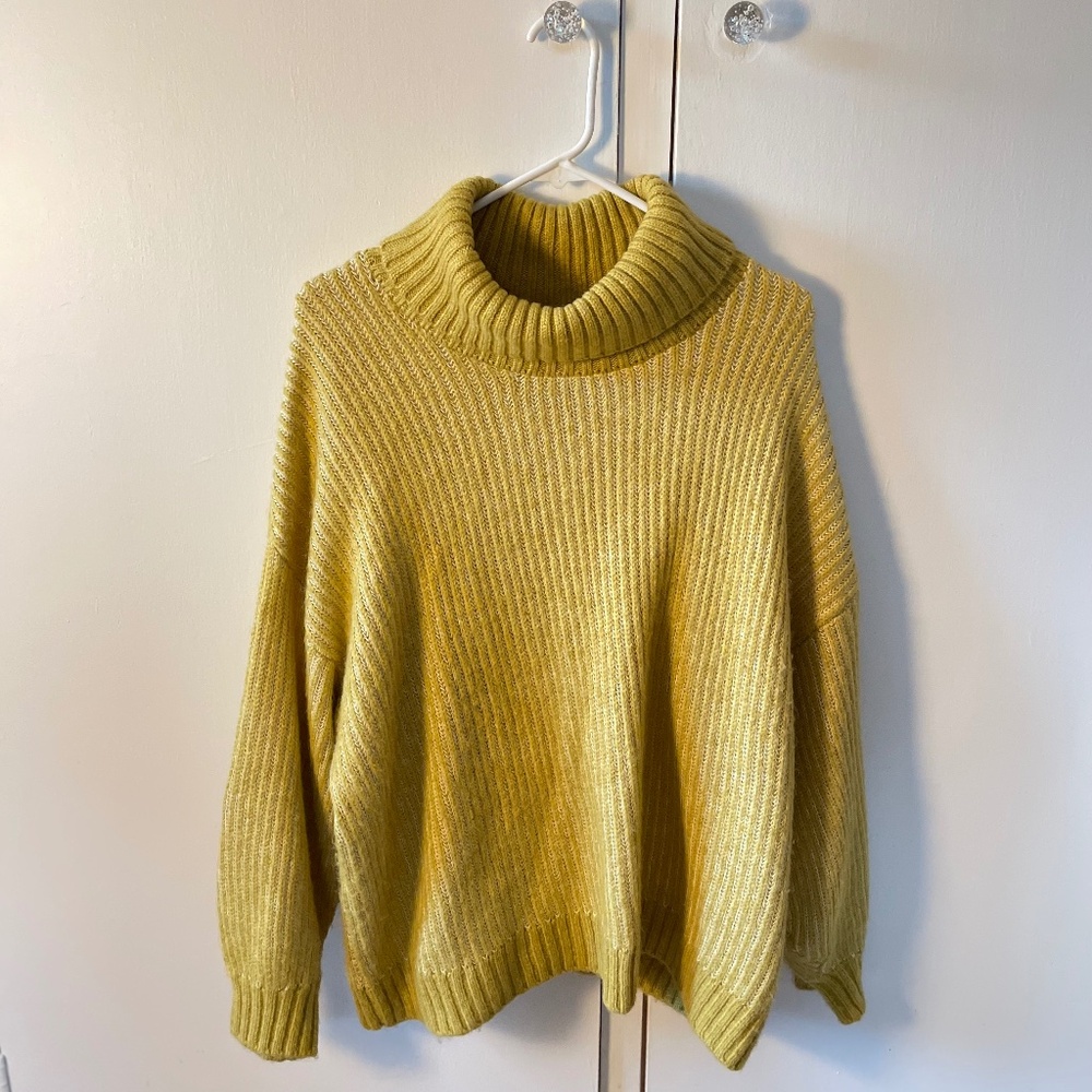 Old Navy Women's Cable Knit Turtle Neck Sweater